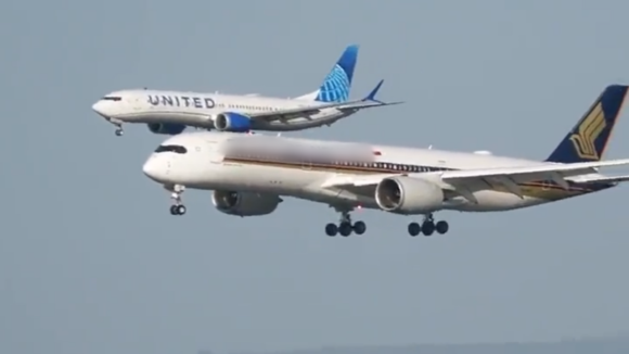 Newyork Airport: న్యూయార్క్ ఎయిర్ పోర్టులో తప్పిన ప్రమాదం.. ఆగివున్న విమానాన్ని ఢీకొన్న మరో విమానం