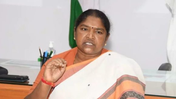 Minister Sitakka: ఆడబిడ్డలకు చీరలు ఇస్తుంటే.. బీఆర్ఎస్ నేతలు కళ్లల్లో నిప్పులు పోసుకుంటున్నారు: మంత్రి సీతక్క