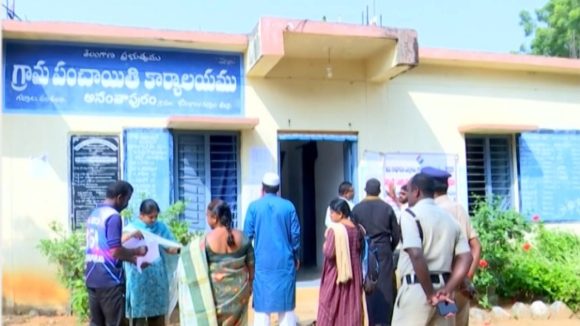 Telangana Sarpanch Election: సర్పంచ్ ఎన్నికల వేళ..  పదవి కోసం లక్షల్లో వేలం పాటలు
