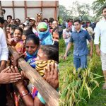 Jagan Tour: అప్పుడు పరదాల్లో, ఇప్పుడు పొలాల్లో.. ఏంటి జగన్ ఇది!