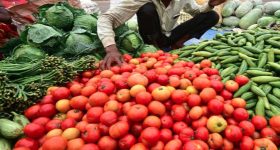 Vegetables Rates: మొంథా తుపాను ఎఫెక్ట్.. భారీగా పెరిగిన కూరగాయల ధరలు.. వినియోగదారుల జేబుకు చిల్లు