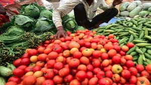 Vegetables Rates: మొంథా తుపాను ఎఫెక్ట్.. భారీగా పెరిగిన కూరగాయల ధరలు.. వినియోగదారుల జేబుకు చిల్లు