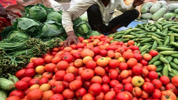 Vegetables Rates: మొంథా తుపాను ఎఫెక్ట్.. భారీగా పెరిగిన కూరగాయల ధరలు.. వినియోగదారుల జేబుకు చిల్లు