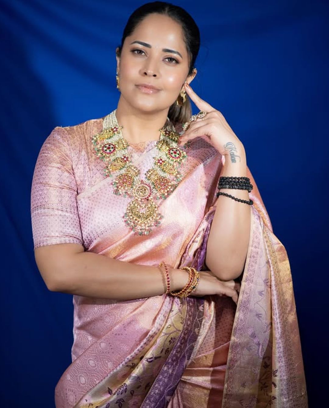 Anasuya Bharadwaj: పింక్ శారీలో అను అందం అదరహో… చూపులతోనే చంపేస్తుంది మావా..