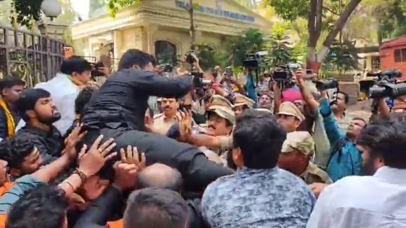 Ayyappa Devotees: పోలీస్ శాఖ ఉత్తర్వులపై అయ్యప్ప స్వాములు ఆగ్రహం.. డీజీపీ ఆఫీస్ ముట్టడికి యత్నం