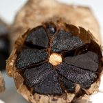Black Garlic: నల్ల వెల్లుల్లి ఎలా తయారుచేస్తారు? దీన్ని తినడం వల్ల లాభాలేంటి?