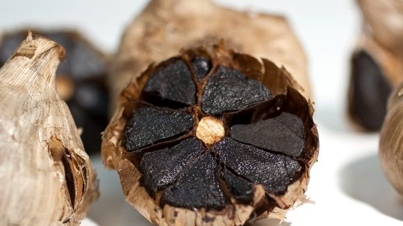 Black Garlic: నల్ల వెల్లుల్లి ఎలా తయారుచేస్తారు? దీన్ని తినడం వల్ల లాభాలేంటి?