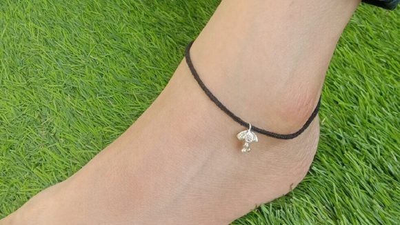 Black Thread: కాలికి నల్లదారం కట్టడం వల్ల ఏం జరుగుతుంది?