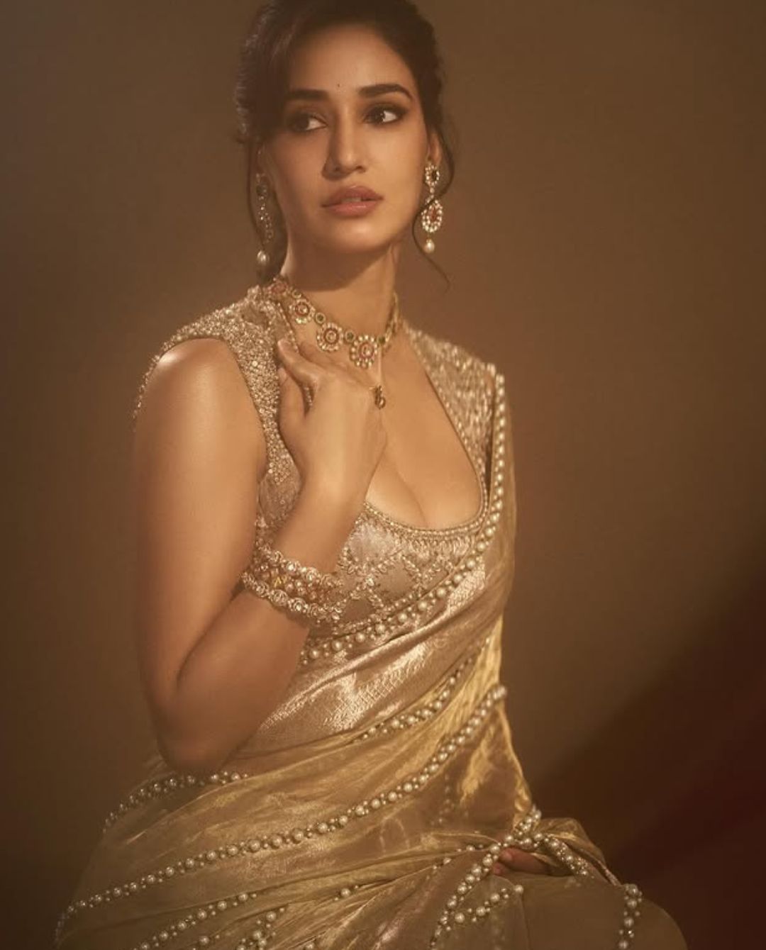 Dishapatani :  గోల్డ్ శారీలో అందాలతో చెమటలు పట్టిస్తున్న దిశ..పిల్లలు కళ్లు మూసుకోండి..!