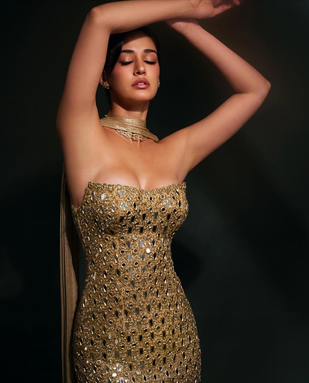 Disha Patani: గ్లామర్ షోతో హీటెక్కిస్తున్న దిశా.. చలికాలంలో చెమటలు పట్టించేలా
