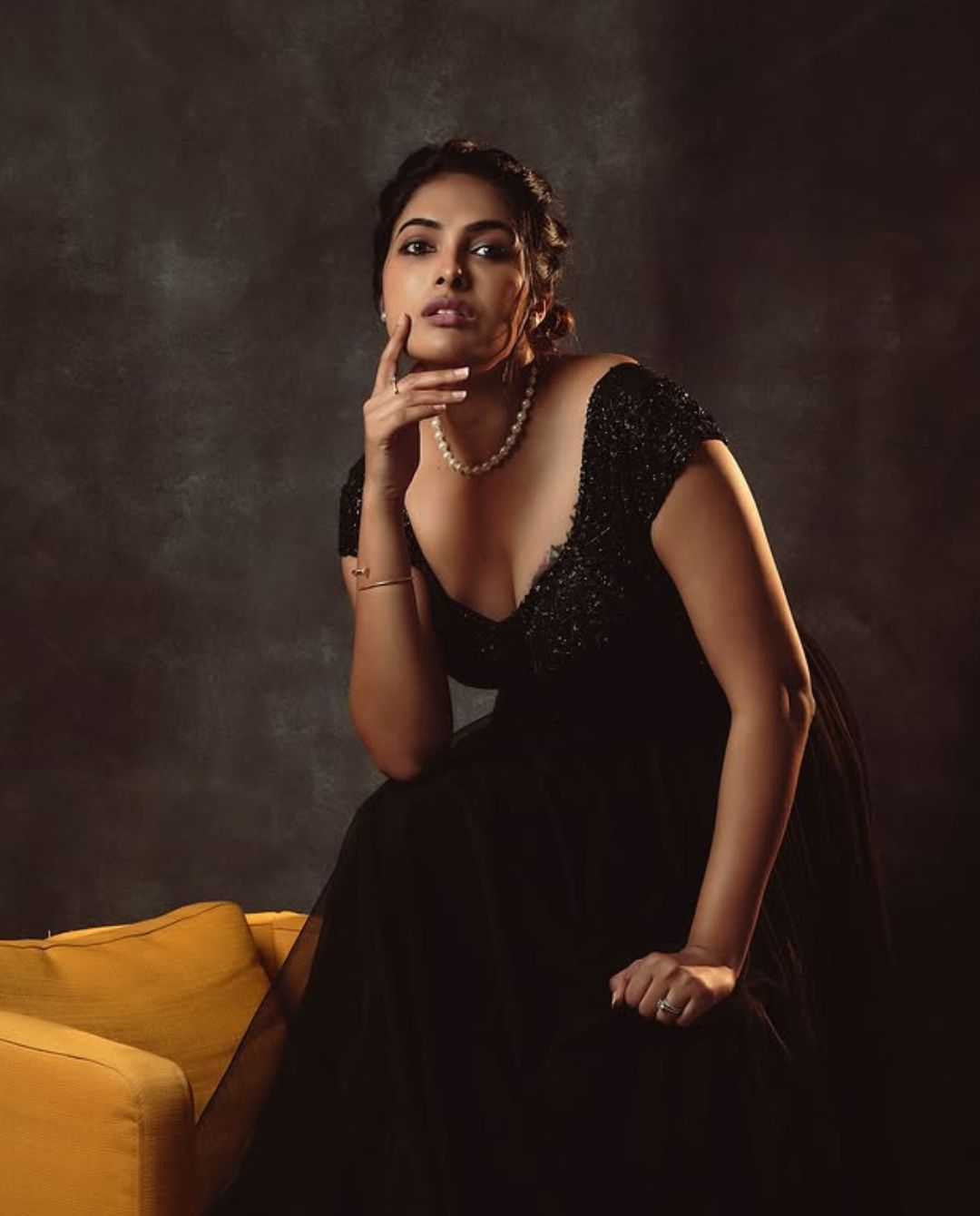 Divi Vadthya: బ్లాక్ డ్రెస్ లో అందాలతో పిచ్చెక్కిస్తున్న బిగ్ బాస్ బ్యూటీ..