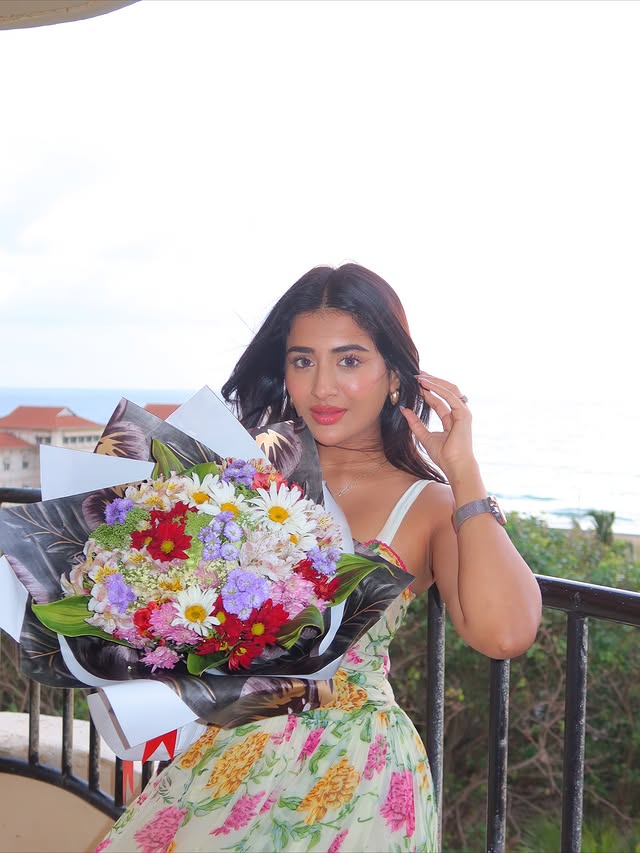 Rashi Singh ( Source / Instagram ) Rashi Singh photo Gallery