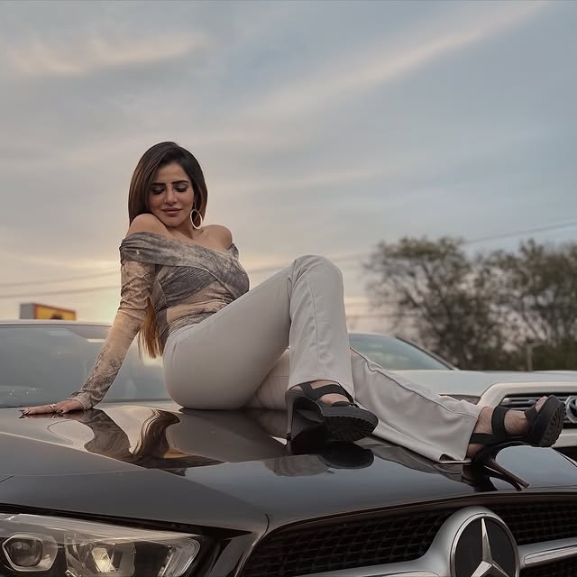 Ashu Reddy Photo Gallery