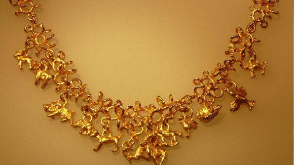 Gold Cleaning Tips: బంగారు ఆభరణాలు నల్లగా మారాయా? ఇలా ఇంట్లోనే సింపుల్‌గా తళతళలాడించేయండి