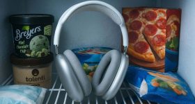 Headphones In Fridge: హెడ్‌ఫోన్స్‌లో సమస్య వస్తే ఫ్రిజ్‌లో పెట్టండి.. వైరల్ అవుతున్న వింత ట్రెండ్