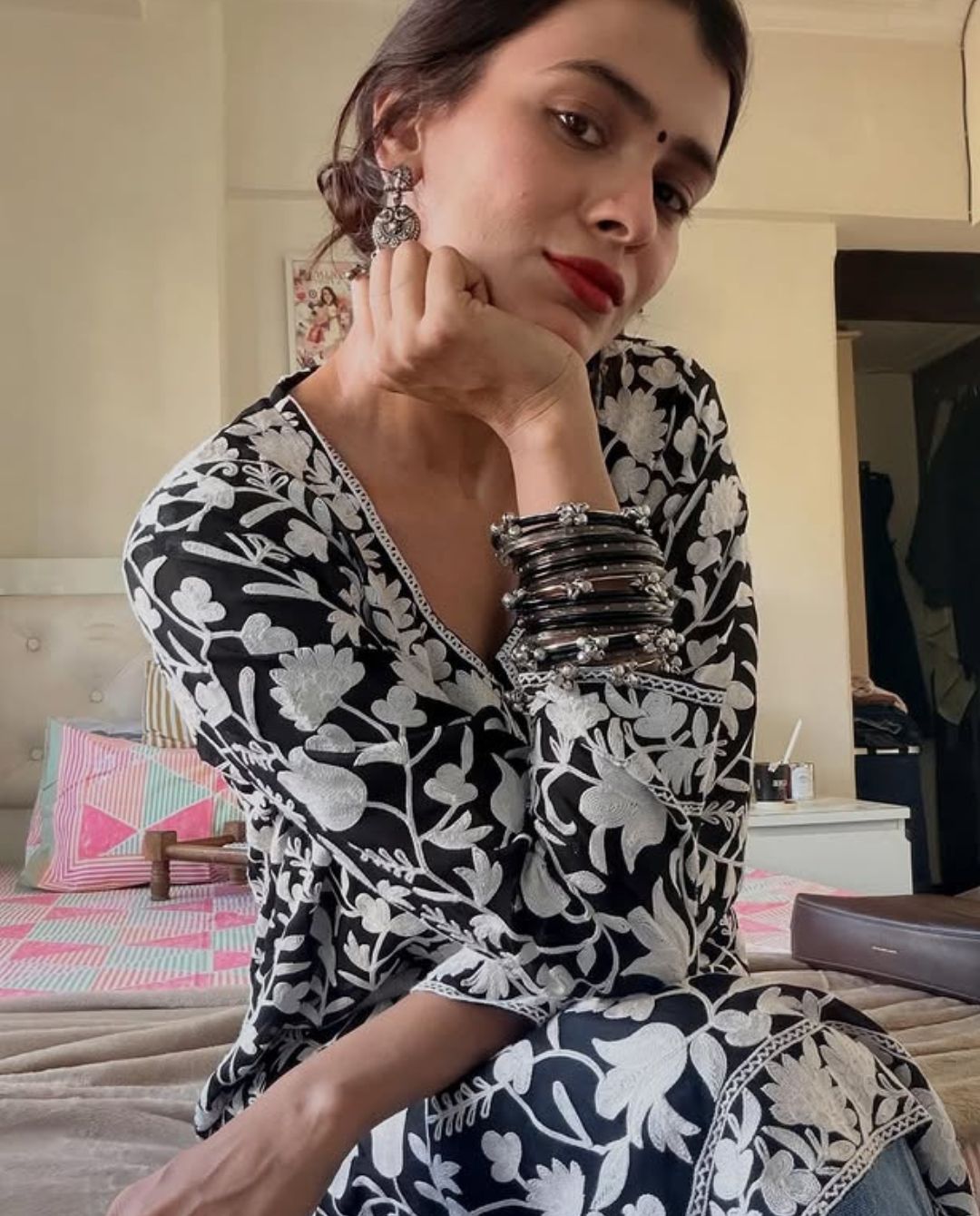 Hebah Patel : సింపుల్ లుక్ లో హెబ్బా క్యూట్ స్టిల్స్.. భలే ఉంది కదా..