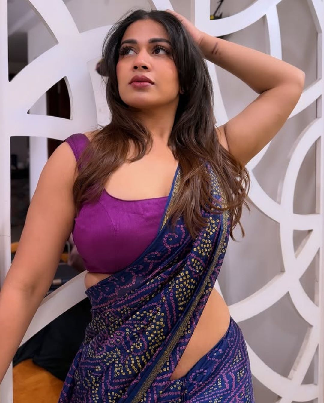 Inaya Sultana : జారుతున్న కొంగు చాటున అందాలతో హీటేక్కిస్తున్న ఇనయా..