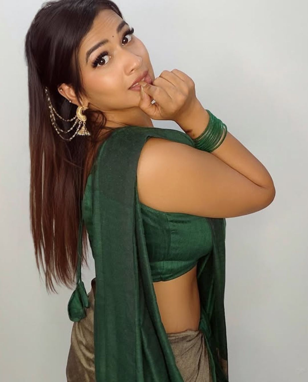 Inaya Sultana : ఆకుపచ్చ కోకలో ఇనయా.. రెండు కళ్లు చాలట్లేదు మావా..