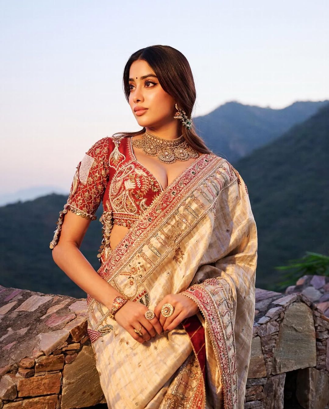 Janhvi Kapoor: గ్లామర్ డోస్ పెంచేసి.. పిచ్చెక్కిస్తున్న జాన్వీ కపూర్!