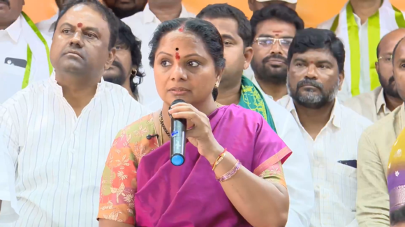 Kavitha: కుట్ర చేసి కుటుంబం నుంచి దూరం చేశారు.. కవిత సంచలన వ్యాఖ్యలు