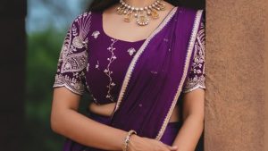 Kavya Shree : పర్ఫుల్ కలర్ లెహంగాలో పరువాల విందు చేస్తున్న కావ్య..