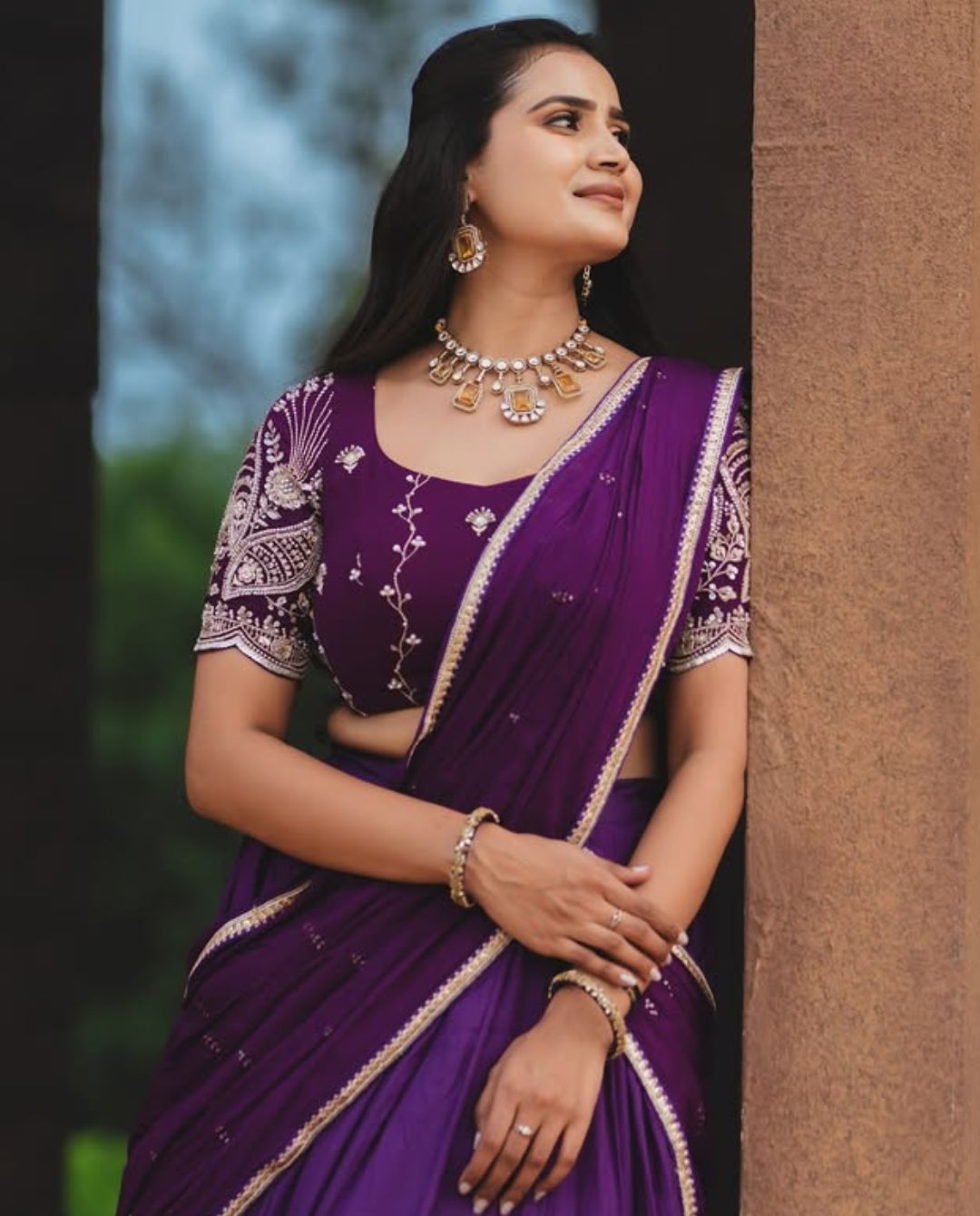 Kavya Shree : పర్ఫుల్ కలర్ లెహంగాలో పరువాల విందు చేస్తున్న కావ్య..