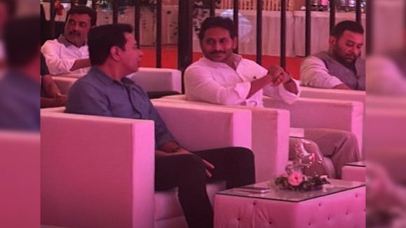 JAGAN-KTR Photo: బెంగళూరులో ఒకే వేదికపై జగన్, కేటీఆర్.. ఫోటో వైరల్