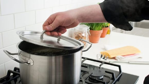 Kitchen tips:  వంట చేస్తున్నప్పుడు కళాయి మూతపై నీరు ఎందుకు పోయాలి?