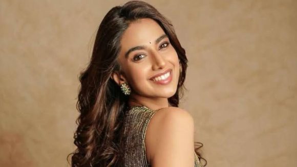 Meenakshi Chaudhary: సీనియర్ హీరోతో రొమాన్స్ చెయ్యబోతున్న మీనా..