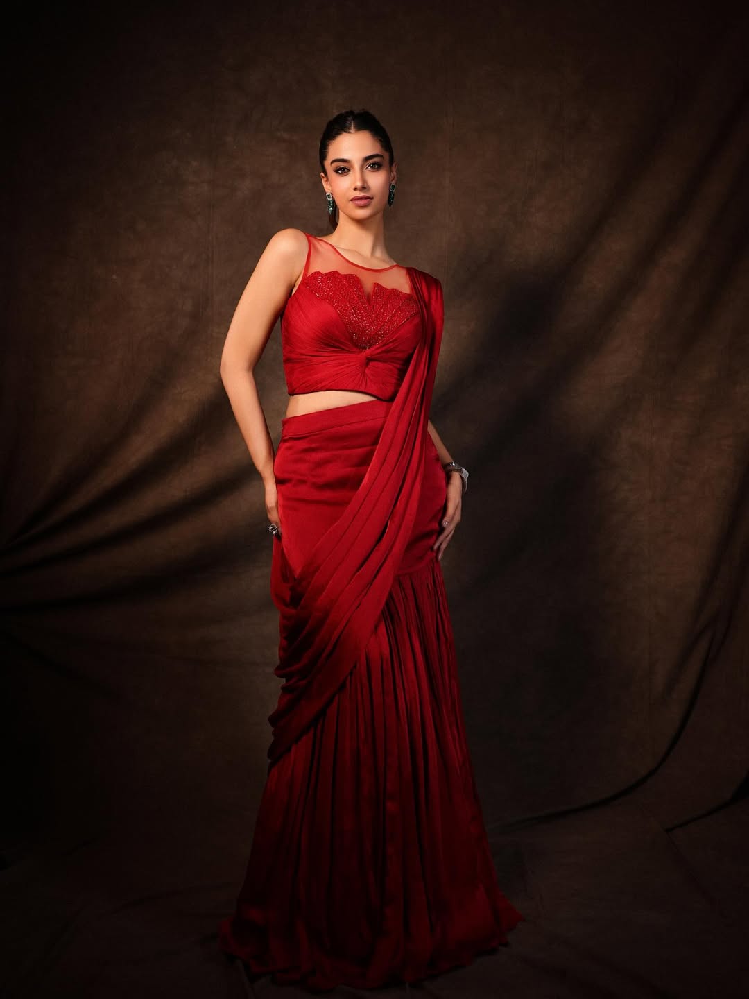 Meenakshi Chaudhary Pics (Source:Instagram)