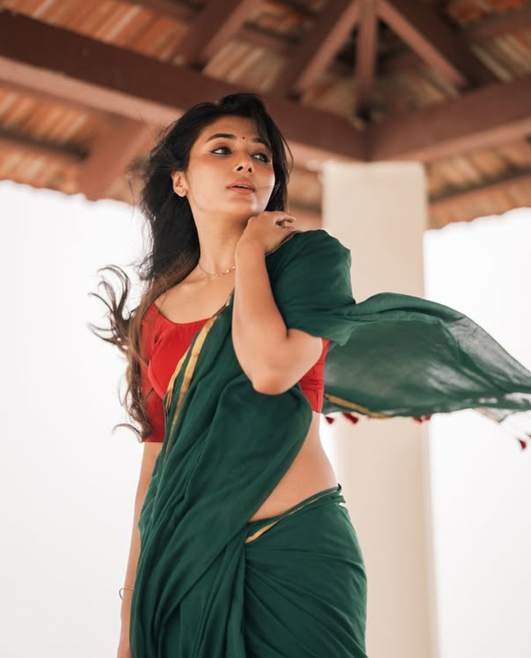 Mirna Menon : పచ్చ కోకలో పరువాల విందు.. మిర్నా అందాలకు ఫిదా..