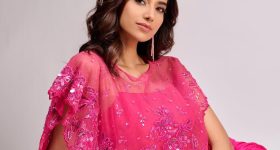 Meenakshi Chaudhary:  పింక్‌ డ్రెస్‌లో గులాబీ మెరిసిపోతున్న మీనాక్షి..