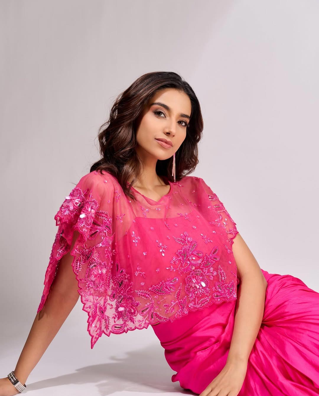 Meenakshi Chaudhary:  పింక్‌ డ్రెస్‌లో గులాబీ మెరిసిపోతున్న మీనాక్షి..