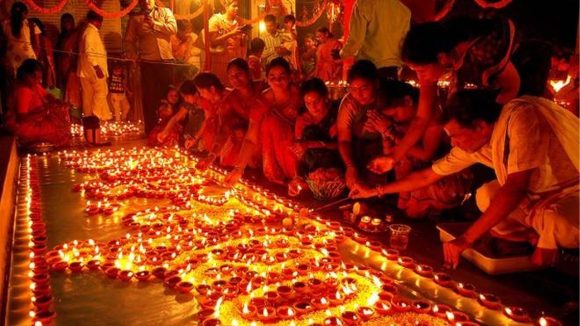 Karthika Pournami: నేడు కార్తీక పౌర్ణమి సందర్భంగా భక్తులతో కిటకిటలాడుతున్న దేవాలయాలు