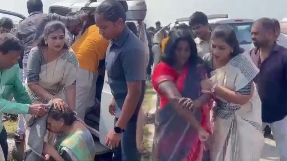 Road Accident: అనకాపల్లి జిల్లాలో ఘోర ప్రమాదం.. క్షతగాత్రులను ఆసుపత్రికి తరలించిన వంగలపూడి అనిత