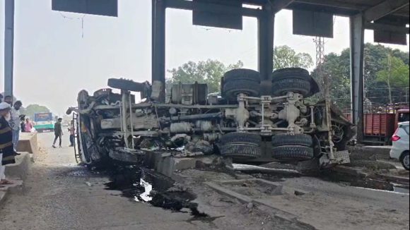 Patancheru Tollgate: ఘోర రోడ్డు ప్రమాదం.. పటాన్‌చెరులో ట్యాంకర్‌ బోల్తా..