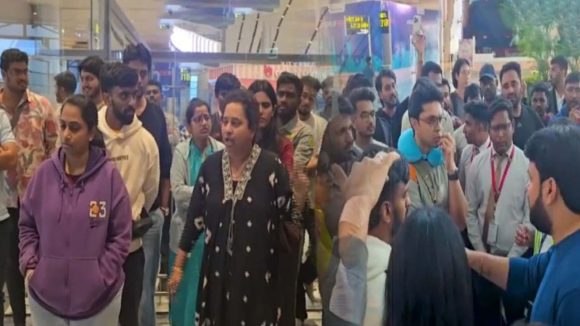 Hyderabad: శంషాబాద్‌‌లో విమానాల రాకపోకలు ఆలస్యం.. 200 మంది ప్రయాణికులు రాత్రంతా పడిగాపులు