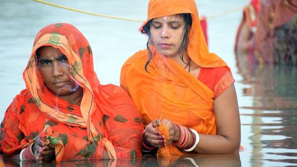 Vastu tips: మహిళలు నిలబడి చేయకూడని పనులు ఇవన్నీ.. చేస్తే పాపం చుట్టుకుంటుంది