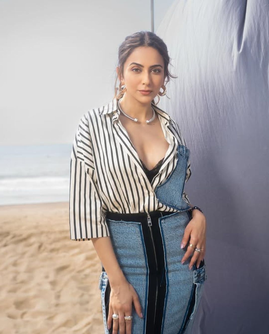 Rakul Preeth Singh : చూపులతో మత్తెక్కిస్తున్న రకుల్.. స్టిల్స్ మాములుగా లేవు..