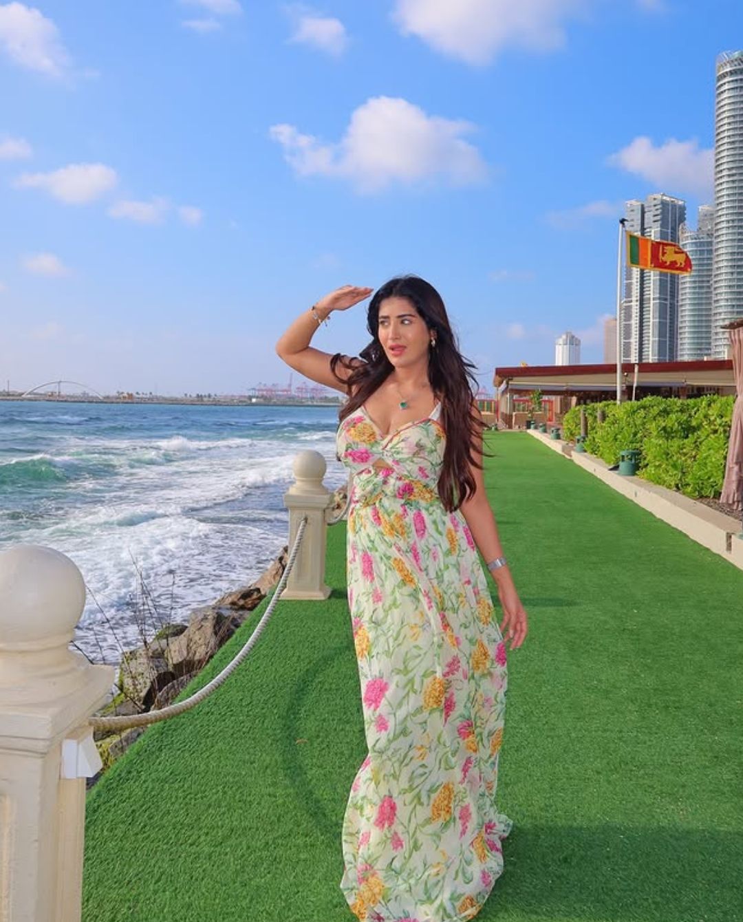 Rashi Singh :  పూల డ్రెస్ లో రాశి పరువాల విందు.. ఇంత అందాన్ని తట్టుకోలేరమ్మా..!