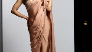 Rashmika Mandanna : చీరలో శ్రీవల్లి ఎంత అందంగా ఉందో.. రెండు కళ్లు చాలట్లేదు మామా..