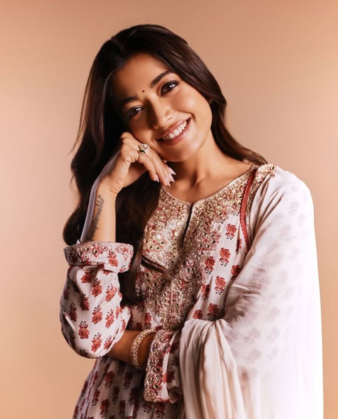 Rashmika Mandanna : క్యూట్ స్మైల్ తో మనసు దోచుకుంటున్న రష్మిక.. చూడకుండా ఉండలేరు..