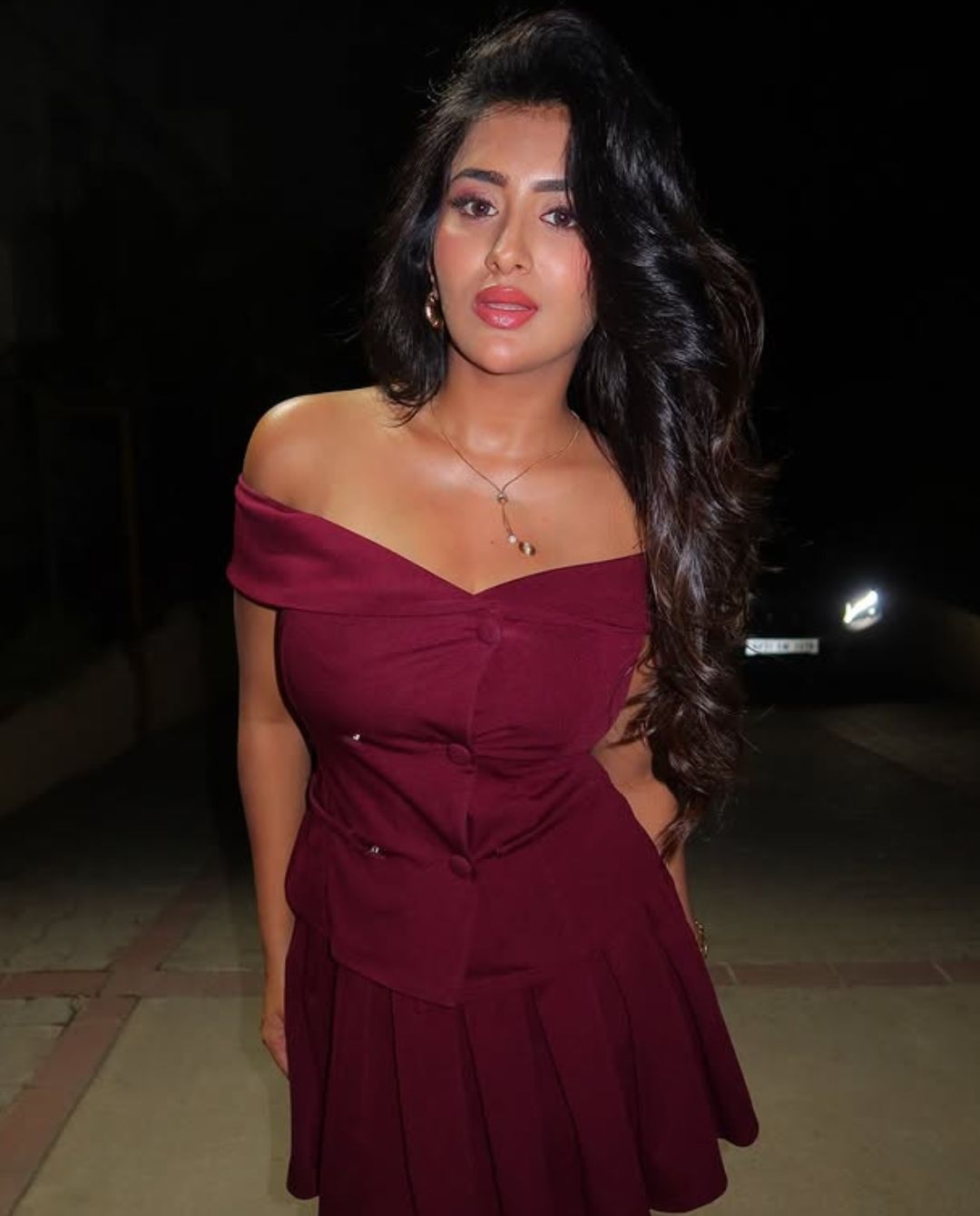 Rashi Singh : మెరూన్ డ్రెస్ లో మెంటలెక్కిస్తున్న రాశి.. కుర్రాళ్ల కళ్లు పేలిపోతాయి..!