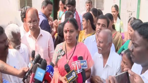 Kalvakuntla Kavitha: చేనేత కార్మికులను ప్రభుత్వాలు ఆదుకోవాలి: ఎమ్మెల్సీ కవిత
