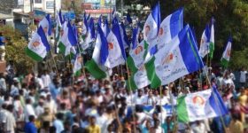 YSRCP Leaders: వైసీపీ నేతలు హల్ చల్.. హాస్పిటల్ ఫర్నిచర్ ధ్వంసం