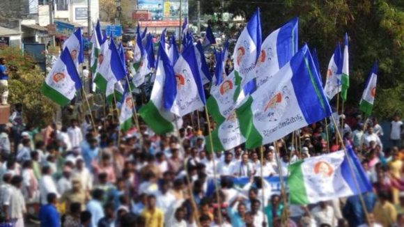 YSRCP Leaders: వైసీపీ నేతలు హల్ చల్.. హాస్పిటల్ ఫర్నిచర్ ధ్వంసం