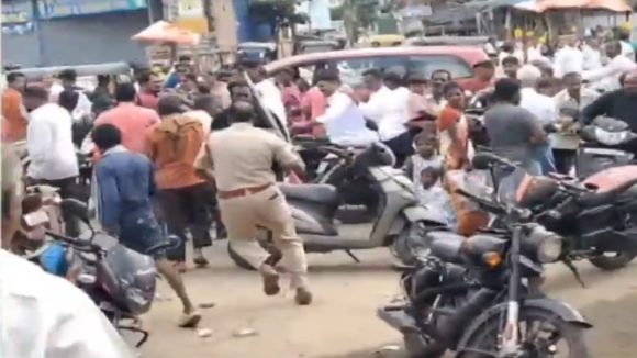 Car Parking Clash: కార్ పార్కింగ్ కొట్లాట.. పగిలిన తలలు.. పోలీసులు లాఠీఛార్జ్