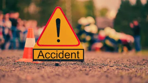 Road Accident: కూలీలు వెళ్తున్న టాటా ఏసీ వాహనం బోల్తా.. స్పాట్‌లో 20 మంది