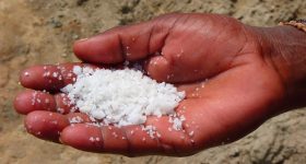 Salt Water bath: స్నానపు నీటిలో ఉప్పు కలపడం వల్ల లాభాలేమిటి?