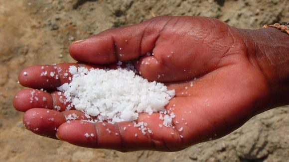 Salt Water bath: స్నానపు నీటిలో ఉప్పు కలపడం వల్ల లాభాలేమిటి?